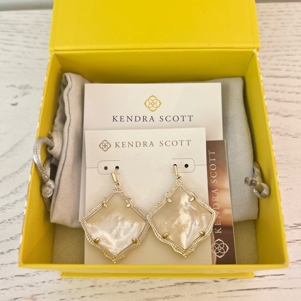 New in box Kendra Scott Kirsten Earrings in Ivory Mother of Pearl.